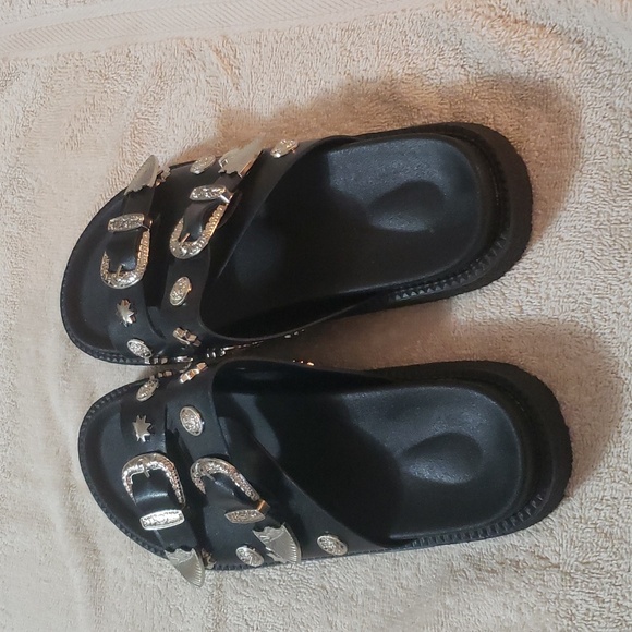 Buckle Slides - Picture 4 of 5